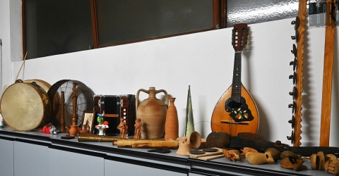 Dal "ci�le" allo "azzebb�nne": a Bari un'associazione conserva 500 antichi strumenti musicali